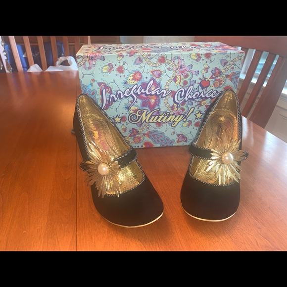 Irregular Choice Size 8 Women Black Velvet Pumps with Gold metal buckle detail. - Picture 7 of 8